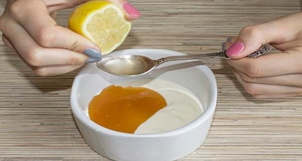 Mixture of Lemon Juice and Honey for facial hair removal naturally